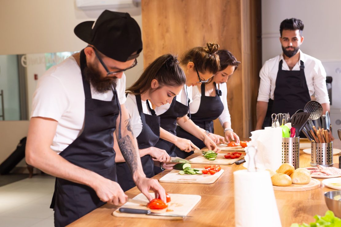 KOCHEN, WETTEIFERN UND IHRE KREATIONEN MIT GENUSS VERKOSTEN.