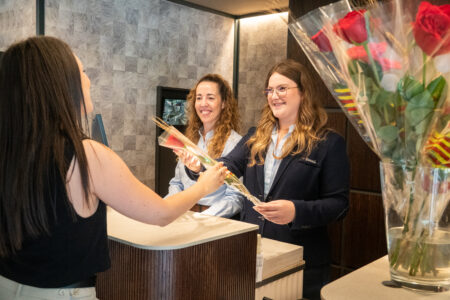 GUEST RELATIONS: POR QUÉ SE HA CONVERTIDO EN UN DEPARTAMENTO ESTRATÉGICO INDISPENSABLE PARA MEJORAR LA EXPERIENCIA DEL HUÉSPED